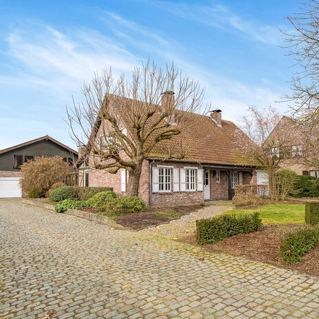 Charmante woning met bedrijfsgebouw