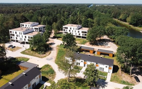 [GVA] Makelaar zet 20 woningen en 28 appartementen ‘Atoomdorp’ te koop