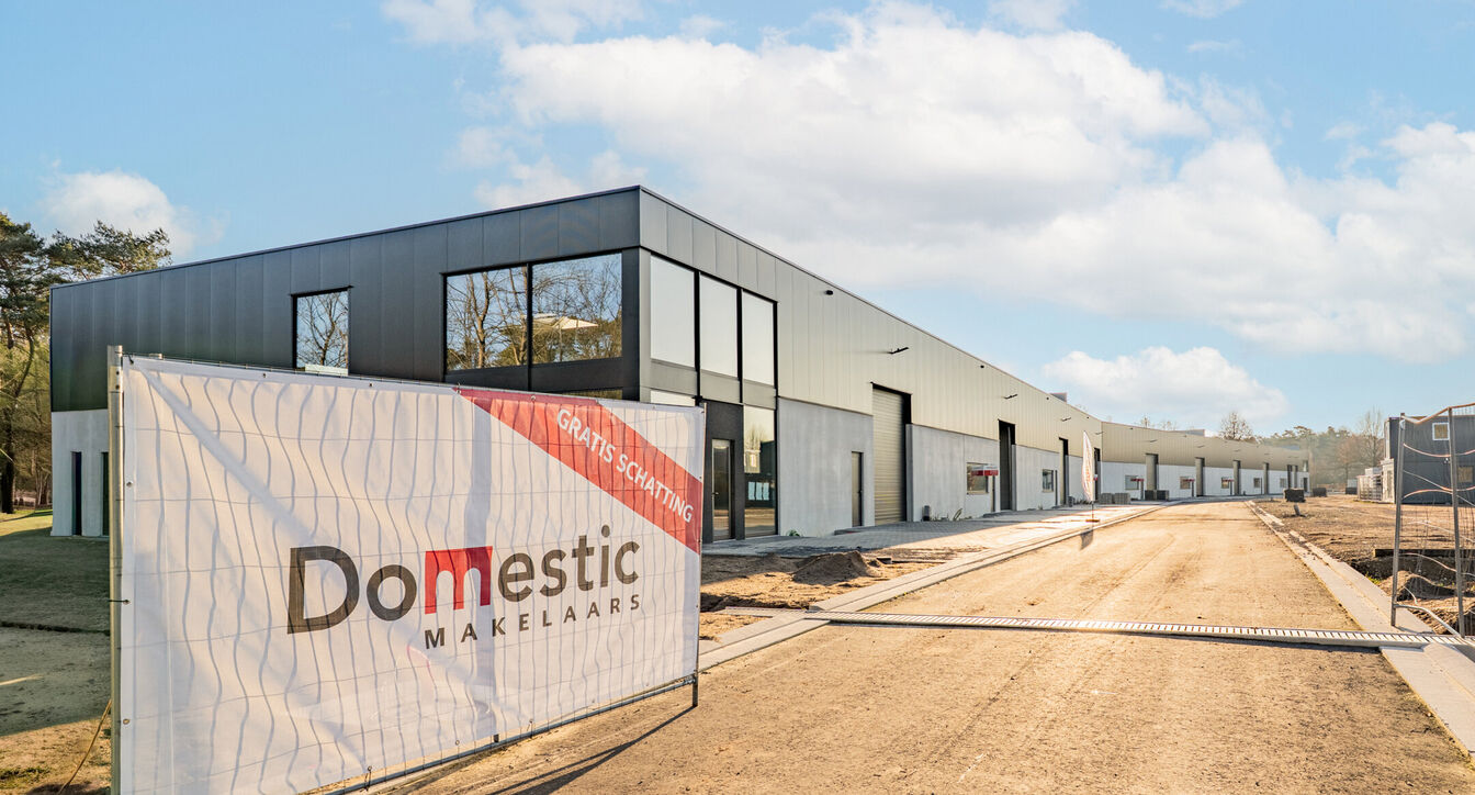 Moderne en kwalitatieve nieuwbouw bedrijfsunits, ideaal voor ondernemingen die op zoek zijn naar functionele, duurzame en flexibel in te richten bedrijfsruimte.
De bedrijfsunits hebben een oppervlakte vanaf 353 m² tot 379m²en beschikken over een vrije h