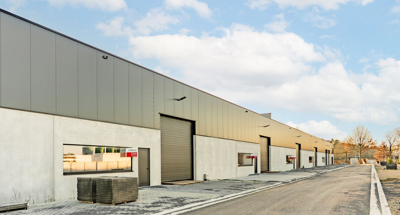 Moderne en kwalitatieve nieuwbouw bedrijfsunits, ideaal voor ondernemingen die op zoek zijn naar functionele, duurzame en flexibel in te richten bedrijfsruimte.
De bedrijfsunits hebben een oppervlakte vanaf 353 m² tot 379m²en beschikken over een vrije h