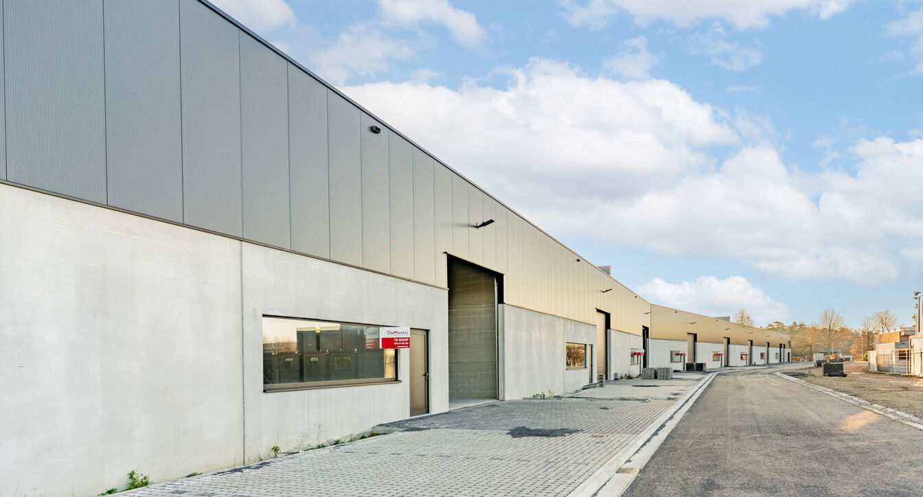 Moderne en kwalitatieve nieuwbouw bedrijfsunits, ideaal voor ondernemingen die op zoek zijn naar functionele, duurzame en flexibel in te richten bedrijfsruimte.
De bedrijfsunits hebben een oppervlakte vanaf 353 m² tot 379m²en beschikken over een vrije h