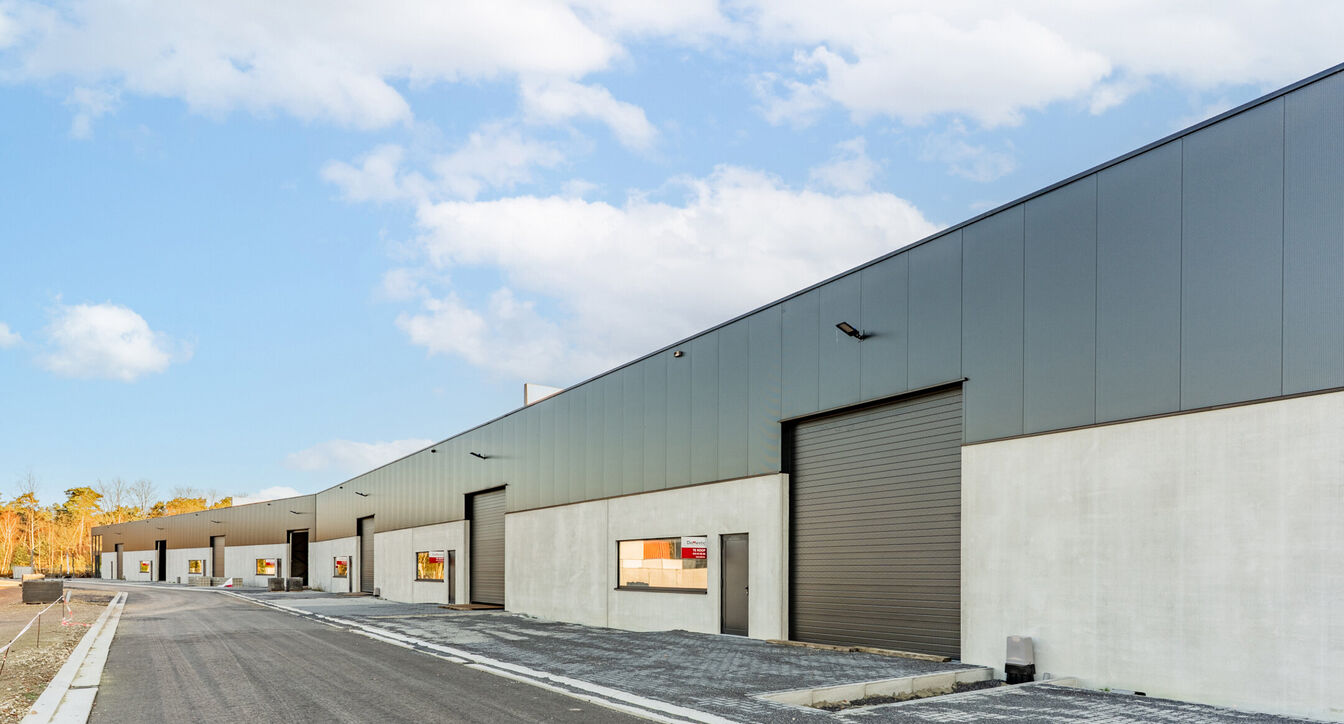 Moderne en kwalitatieve nieuwbouw bedrijfsunits, ideaal voor ondernemingen die op zoek zijn naar functionele, duurzame en flexibel in te richten bedrijfsruimte.
De bedrijfsunits hebben een oppervlakte vanaf 353 m² tot 379m²en beschikken over een vrije h