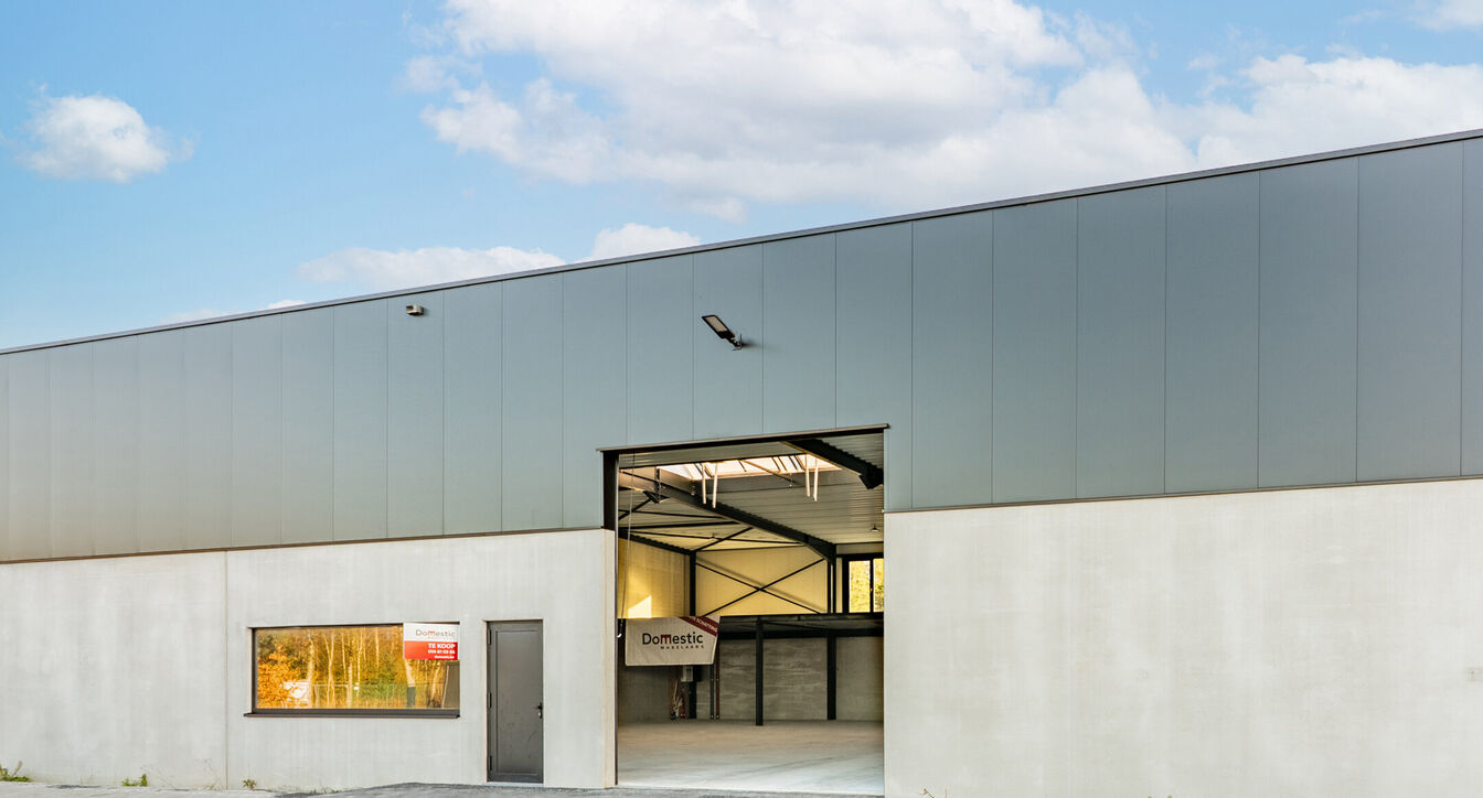 Moderne en kwalitatieve nieuwbouw bedrijfsunits, ideaal voor ondernemingen die op zoek zijn naar functionele, duurzame en flexibel in te richten bedrijfsruimte.
De bedrijfsunits hebben een oppervlakte vanaf 353 m² tot 379m²en beschikken over een vrije h