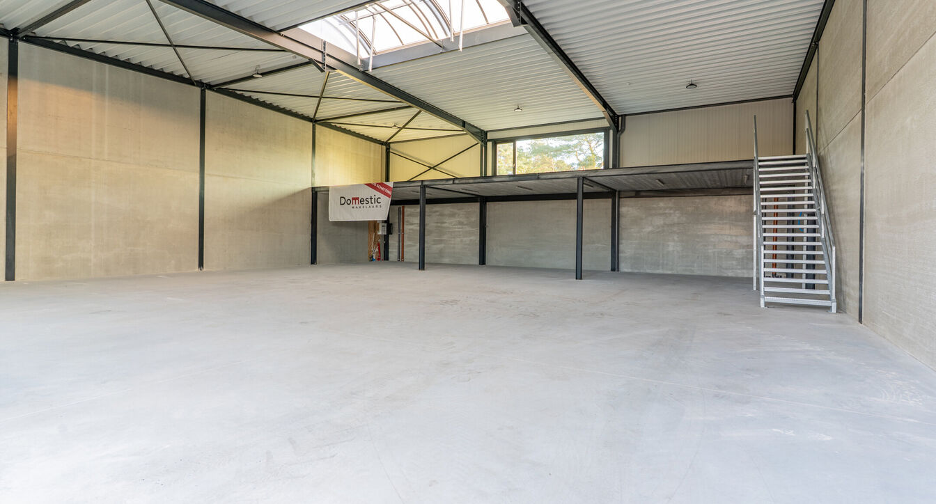 Moderne en kwalitatieve nieuwbouw bedrijfsunits, ideaal voor ondernemingen die op zoek zijn naar functionele, duurzame en flexibel in te richten bedrijfsruimte.
De bedrijfsunits hebben een oppervlakte vanaf 353 m² tot 379m²en beschikken over een vrije h