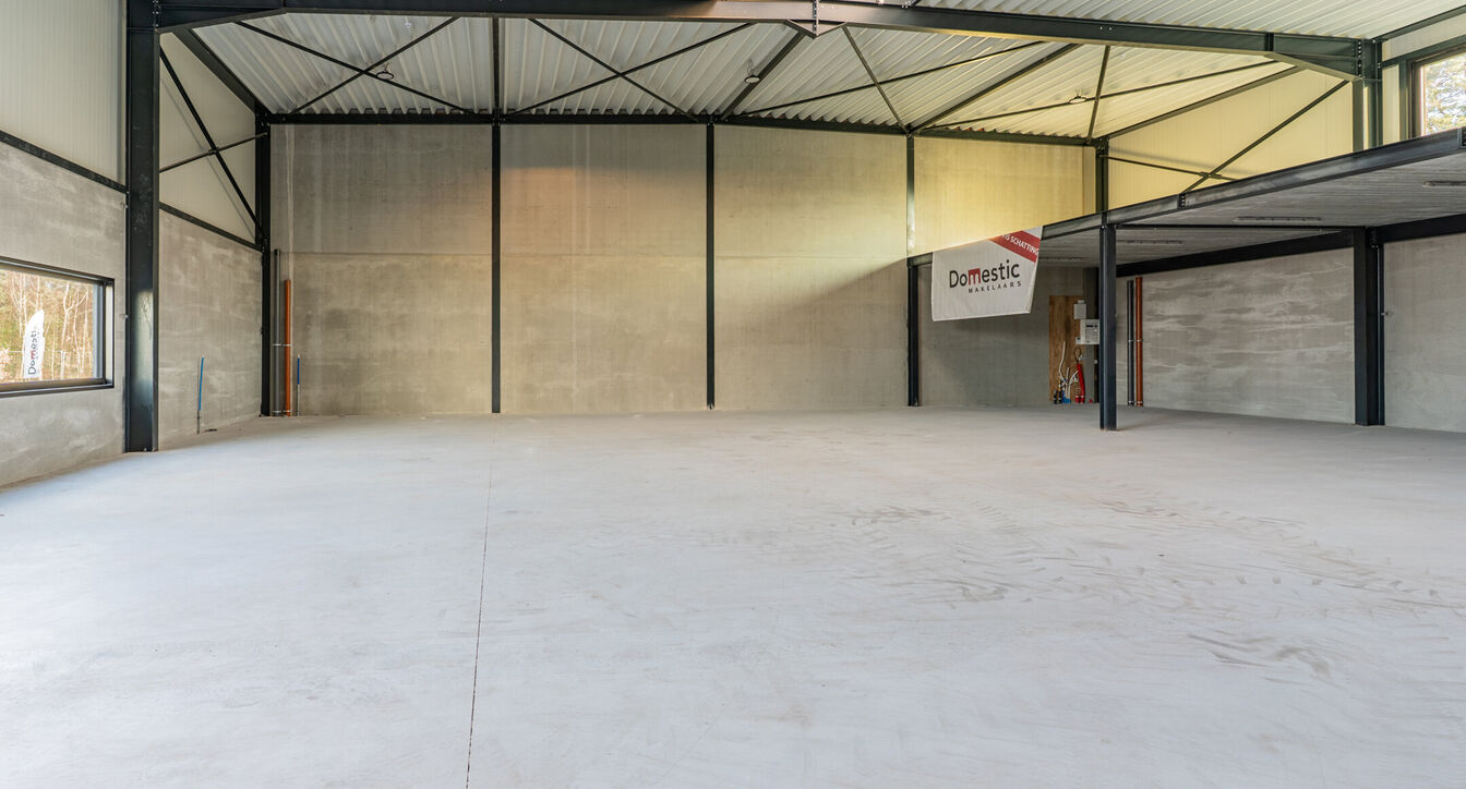 Moderne en kwalitatieve nieuwbouw bedrijfsunits, ideaal voor ondernemingen die op zoek zijn naar functionele, duurzame en flexibel in te richten bedrijfsruimte.
De bedrijfsunits hebben een oppervlakte vanaf 353 m² tot 379m²en beschikken over een vrije h