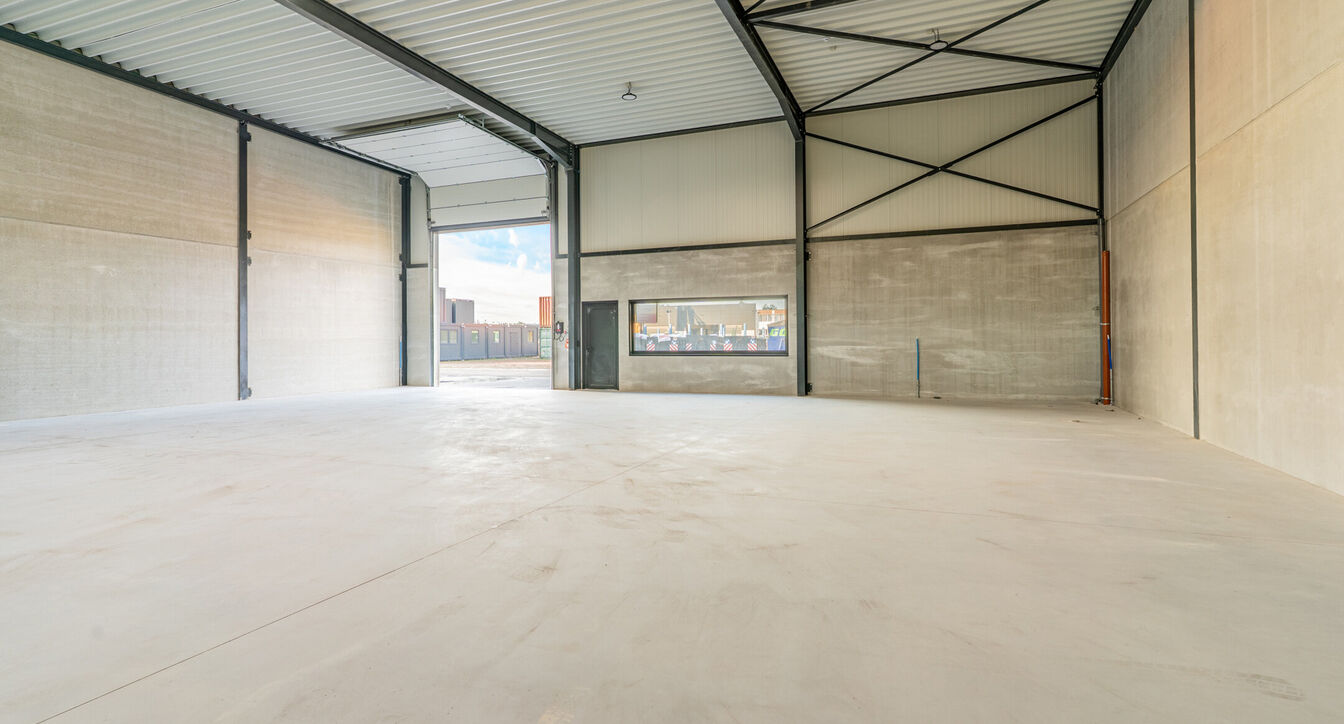 Moderne en kwalitatieve nieuwbouw bedrijfsunits, ideaal voor ondernemingen die op zoek zijn naar functionele, duurzame en flexibel in te richten bedrijfsruimte.
De bedrijfsunits hebben een oppervlakte vanaf 353 m² tot 379m²en beschikken over een vrije h