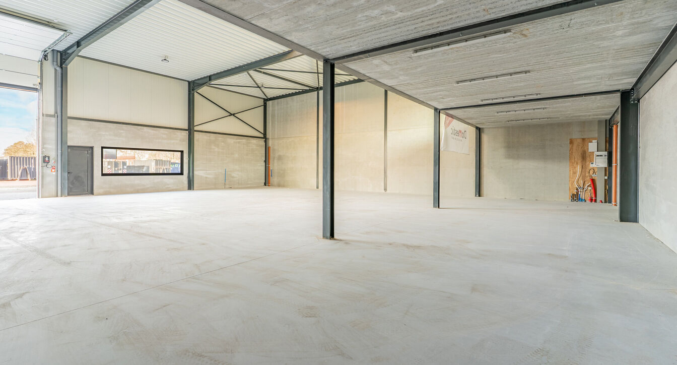 Moderne en kwalitatieve nieuwbouw bedrijfsunits, ideaal voor ondernemingen die op zoek zijn naar functionele, duurzame en flexibel in te richten bedrijfsruimte.
De bedrijfsunits hebben een oppervlakte vanaf 353 m² tot 379m²en beschikken over een vrije h