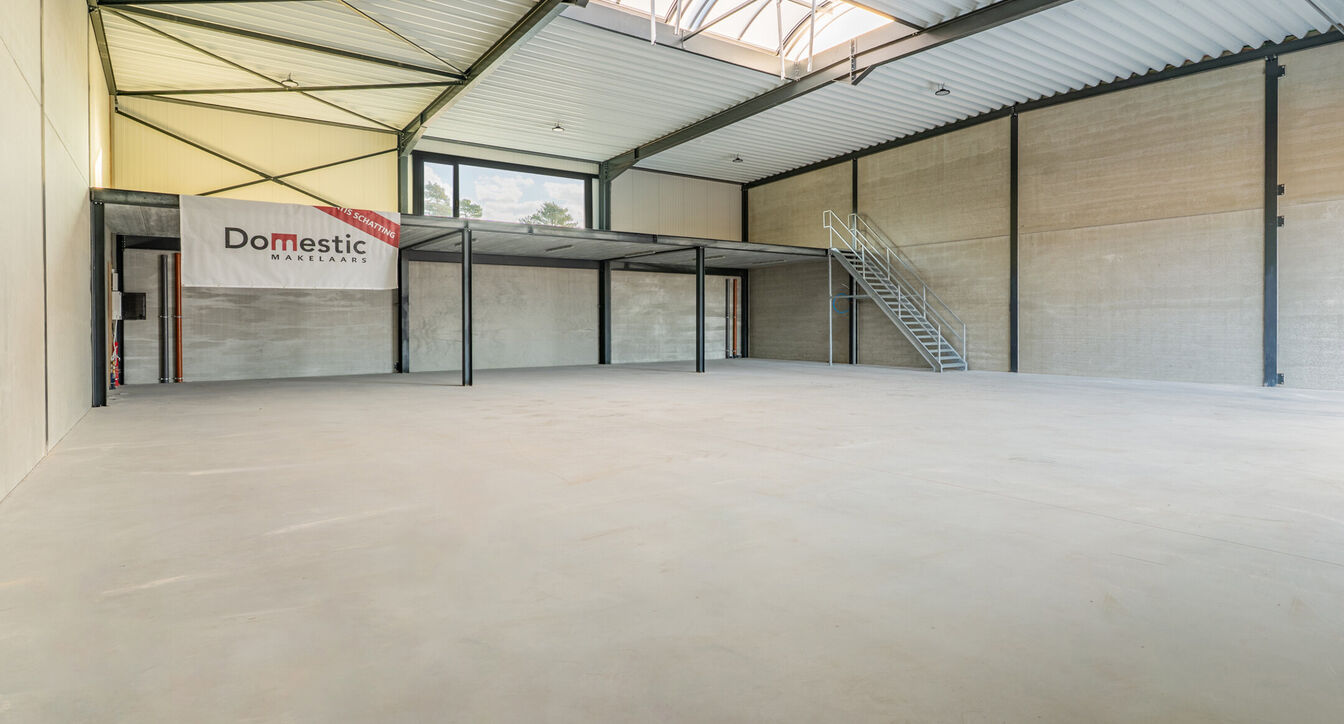 Moderne en kwalitatieve nieuwbouw bedrijfsunits, ideaal voor ondernemingen die op zoek zijn naar functionele, duurzame en flexibel in te richten bedrijfsruimte.
De bedrijfsunits hebben een oppervlakte vanaf 353 m² tot 379m²en beschikken over een vrije h