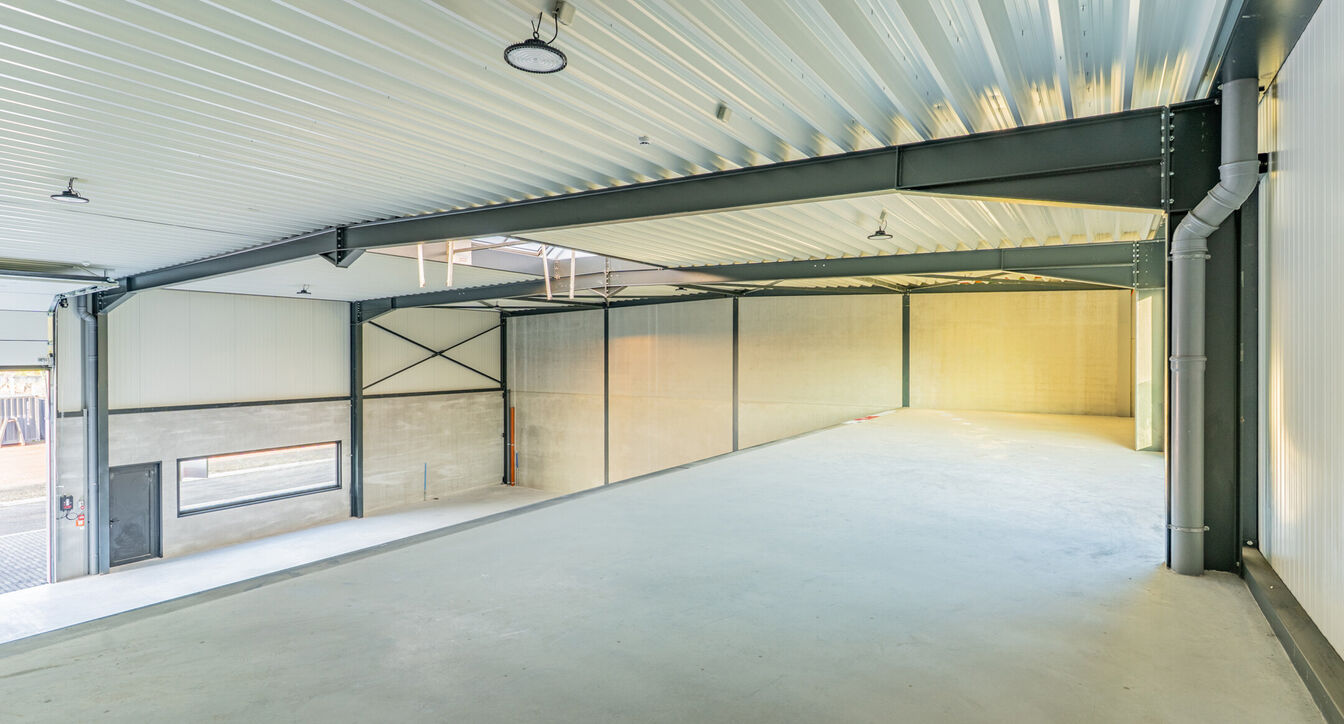 Moderne en kwalitatieve nieuwbouw bedrijfsunits, ideaal voor ondernemingen die op zoek zijn naar functionele, duurzame en flexibel in te richten bedrijfsruimte.
De bedrijfsunits hebben een oppervlakte vanaf 353 m² tot 379m²en beschikken over een vrije h