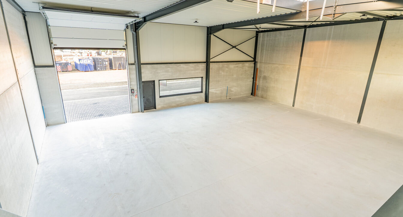 Moderne en kwalitatieve nieuwbouw bedrijfsunits, ideaal voor ondernemingen die op zoek zijn naar functionele, duurzame en flexibel in te richten bedrijfsruimte.
De bedrijfsunits hebben een oppervlakte vanaf 353 m² tot 379m²en beschikken over een vrije h