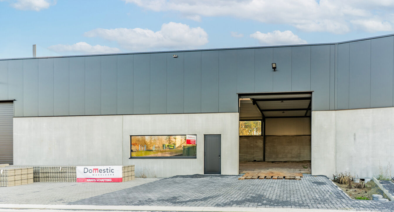 Moderne en kwalitatieve nieuwbouw bedrijfsunits, ideaal voor ondernemingen die op zoek zijn naar functionele, duurzame en flexibel in te richten bedrijfsruimte.
De bedrijfsunits hebben een oppervlakte vanaf 353 m² tot 379m²en beschikken over een vrije h