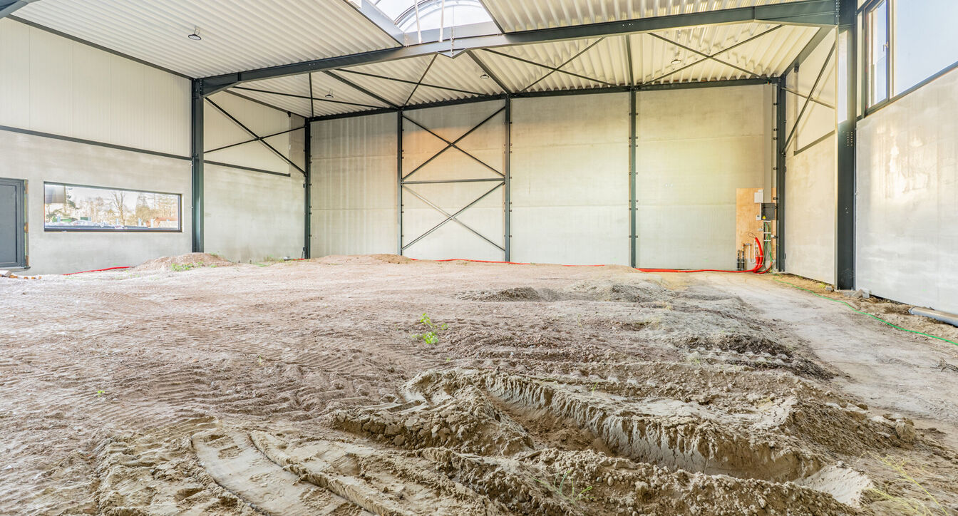 Moderne en kwalitatieve nieuwbouw bedrijfsunits, ideaal voor ondernemingen die op zoek zijn naar functionele, duurzame en flexibel in te richten bedrijfsruimte.
De bedrijfsunits hebben een oppervlakte vanaf 353 m² tot 379m²en beschikken over een vrije h