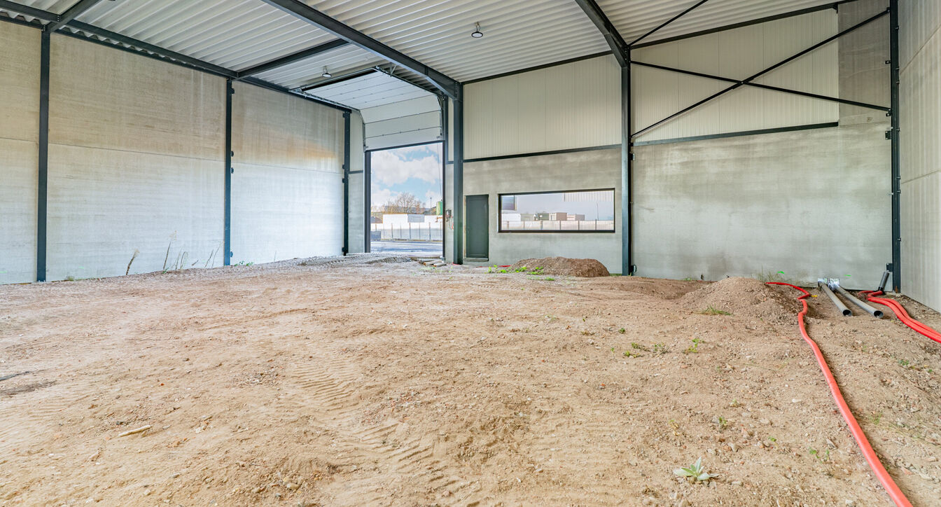 Moderne en kwalitatieve nieuwbouw bedrijfsunits, ideaal voor ondernemingen die op zoek zijn naar functionele, duurzame en flexibel in te richten bedrijfsruimte.
De bedrijfsunits hebben een oppervlakte vanaf 353 m² tot 379m²en beschikken over een vrije h