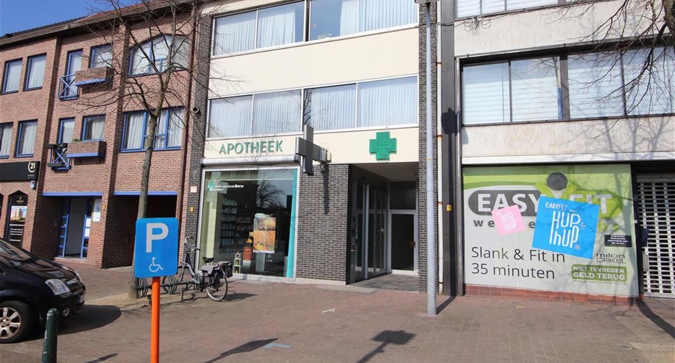 Het pand is gelegen in het commerciële hart van Beerse, pal aan de markt. 

Dit handelsgelijkvloers is thans ingericht als apotheek, maar is geschikt voor diverse doeleinden. 

Indeling:
We betreden de commerciële ruimte via een geautomatiseerde glazen 