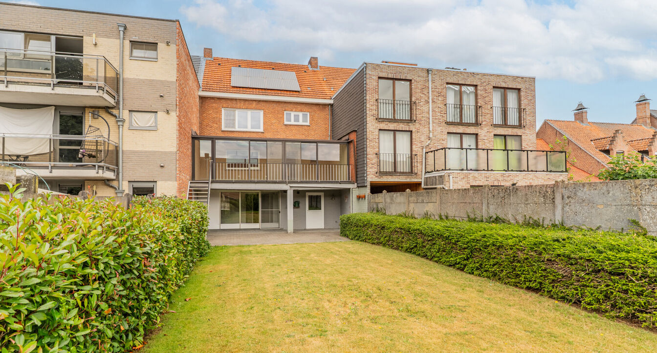Deze bijzonder ruime, gedeeltelijk gerenoveerde gezinswoning geniet van een uitstekende ligging, vlak bij het centrum van Beerse. Dankzij de royale ruimtes en praktische indeling vormt deze woning de ideale thuisbasis voor gezinnen die op zoek zijn naar c