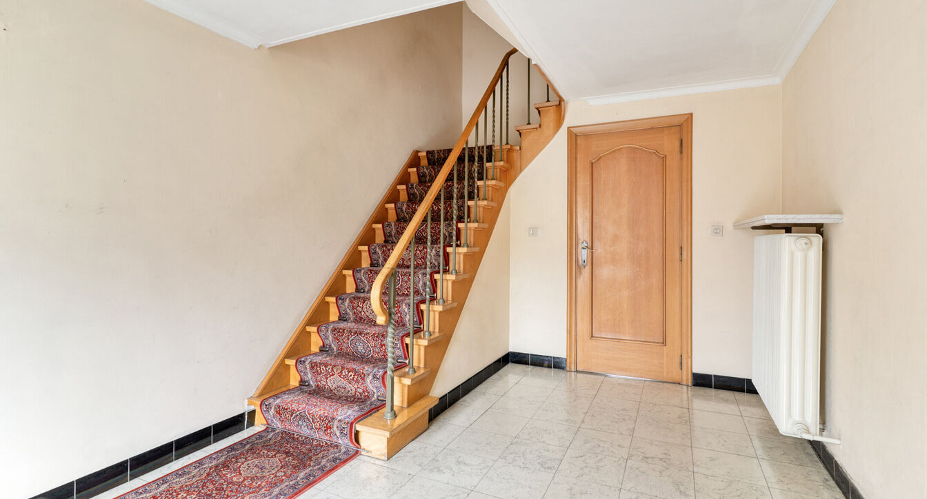 Deze bijzonder ruime, gedeeltelijk gerenoveerde gezinswoning geniet van een uitstekende ligging, vlak bij het centrum van Beerse. Dankzij de royale ruimtes en praktische indeling vormt deze woning de ideale thuisbasis voor gezinnen die op zoek zijn naar c