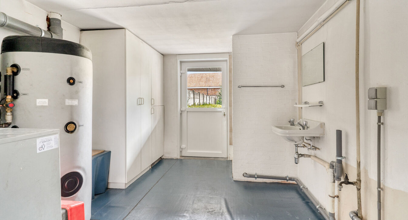 Deze bijzonder ruime, gedeeltelijk gerenoveerde gezinswoning geniet van een uitstekende ligging, vlak bij het centrum van Beerse. Dankzij de royale ruimtes en praktische indeling vormt deze woning de ideale thuisbasis voor gezinnen die op zoek zijn naar c