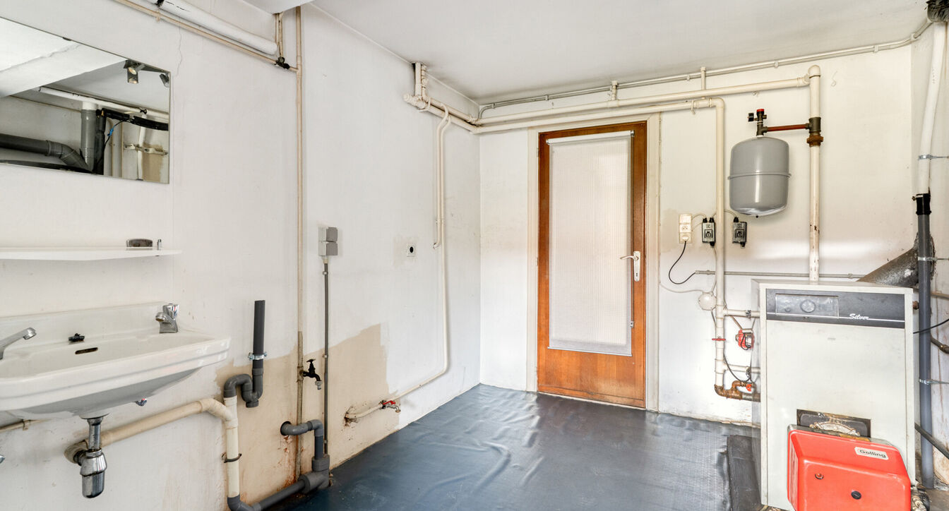 Deze bijzonder ruime, gedeeltelijk gerenoveerde gezinswoning geniet van een uitstekende ligging, vlak bij het centrum van Beerse. Dankzij de royale ruimtes en praktische indeling vormt deze woning de ideale thuisbasis voor gezinnen die op zoek zijn naar c
