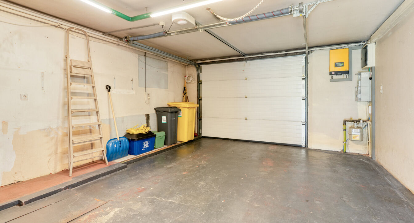 Deze bijzonder ruime, gedeeltelijk gerenoveerde gezinswoning geniet van een uitstekende ligging, vlak bij het centrum van Beerse. Dankzij de royale ruimtes en praktische indeling vormt deze woning de ideale thuisbasis voor gezinnen die op zoek zijn naar c
