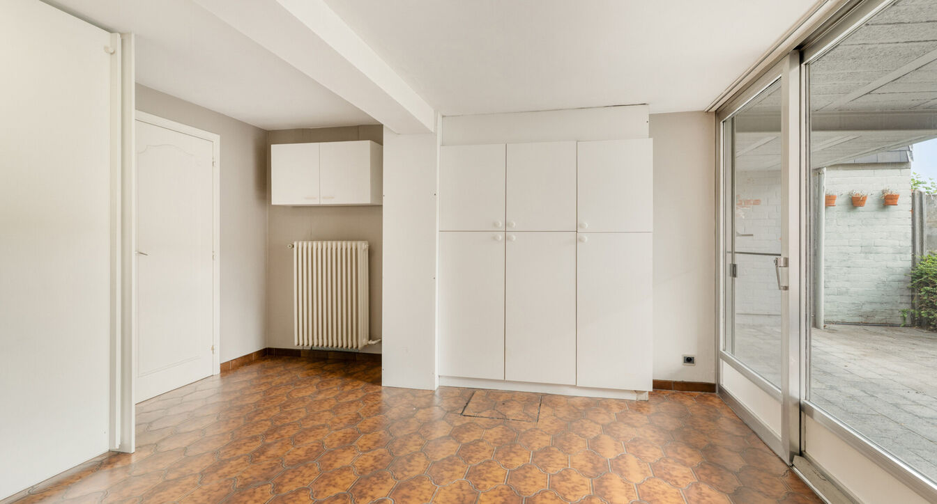 Deze bijzonder ruime, gedeeltelijk gerenoveerde gezinswoning geniet van een uitstekende ligging, vlak bij het centrum van Beerse. Dankzij de royale ruimtes en praktische indeling vormt deze woning de ideale thuisbasis voor gezinnen die op zoek zijn naar c