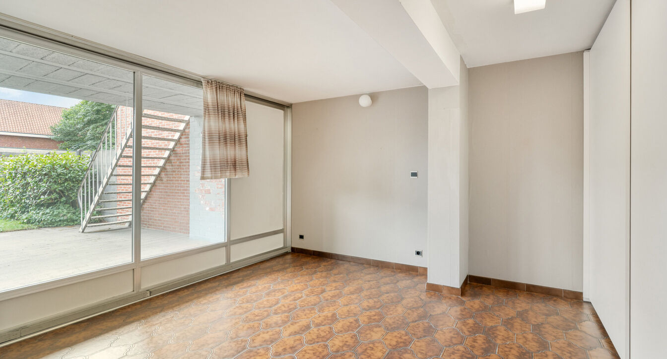 Deze bijzonder ruime, gedeeltelijk gerenoveerde gezinswoning geniet van een uitstekende ligging, vlak bij het centrum van Beerse. Dankzij de royale ruimtes en praktische indeling vormt deze woning de ideale thuisbasis voor gezinnen die op zoek zijn naar c