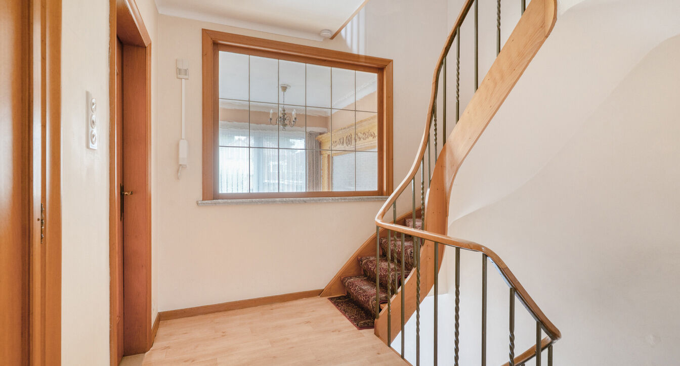 Deze bijzonder ruime, gedeeltelijk gerenoveerde gezinswoning geniet van een uitstekende ligging, vlak bij het centrum van Beerse. Dankzij de royale ruimtes en praktische indeling vormt deze woning de ideale thuisbasis voor gezinnen die op zoek zijn naar c
