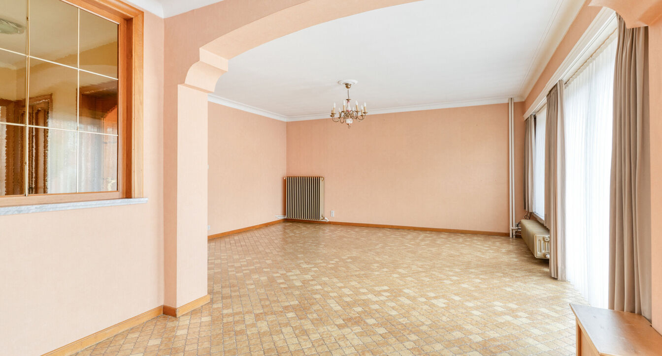 Deze bijzonder ruime, gedeeltelijk gerenoveerde gezinswoning geniet van een uitstekende ligging, vlak bij het centrum van Beerse. Dankzij de royale ruimtes en praktische indeling vormt deze woning de ideale thuisbasis voor gezinnen die op zoek zijn naar c