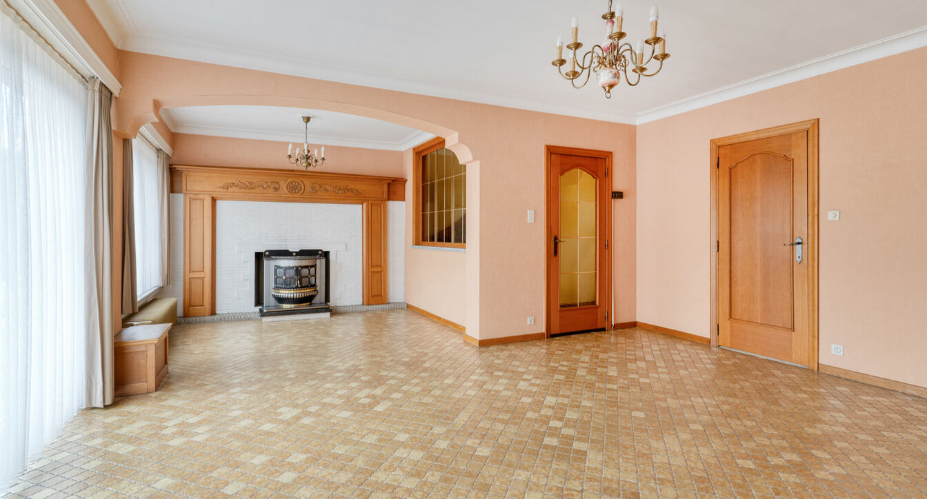 Deze bijzonder ruime, gedeeltelijk gerenoveerde gezinswoning geniet van een uitstekende ligging, vlak bij het centrum van Beerse. Dankzij de royale ruimtes en praktische indeling vormt deze woning de ideale thuisbasis voor gezinnen die op zoek zijn naar c