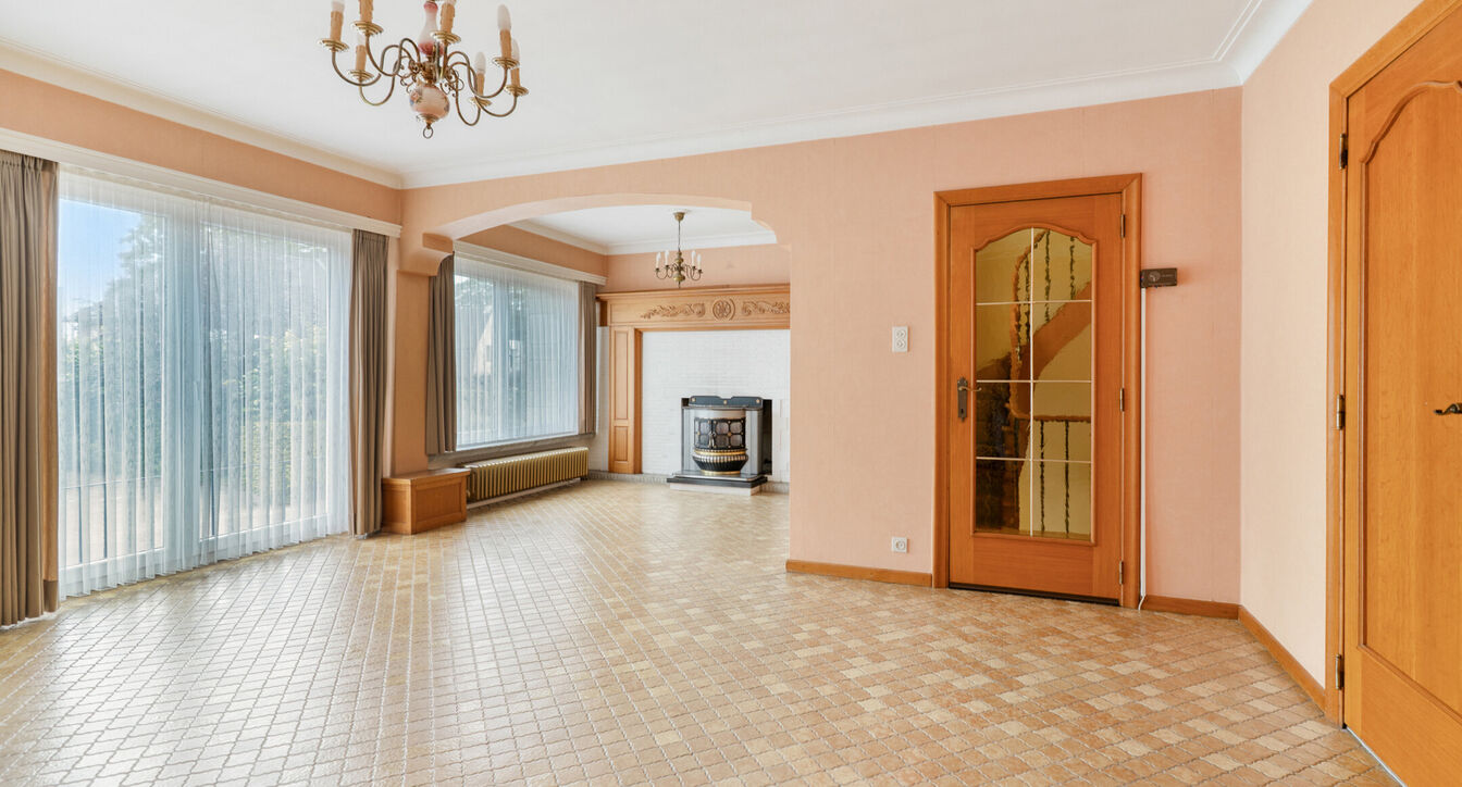 Deze bijzonder ruime, gedeeltelijk gerenoveerde gezinswoning geniet van een uitstekende ligging, vlak bij het centrum van Beerse. Dankzij de royale ruimtes en praktische indeling vormt deze woning de ideale thuisbasis voor gezinnen die op zoek zijn naar c