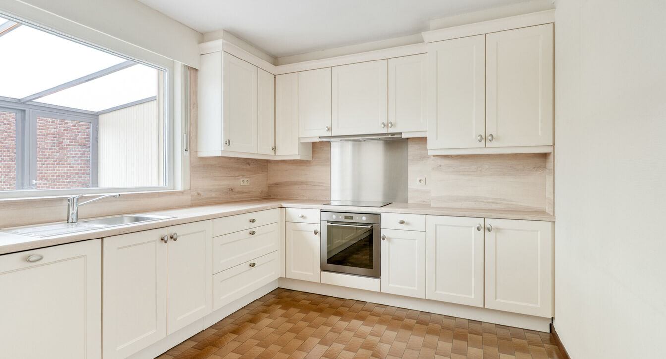 Deze bijzonder ruime, gedeeltelijk gerenoveerde gezinswoning geniet van een uitstekende ligging, vlak bij het centrum van Beerse. Dankzij de royale ruimtes en praktische indeling vormt deze woning de ideale thuisbasis voor gezinnen die op zoek zijn naar c
