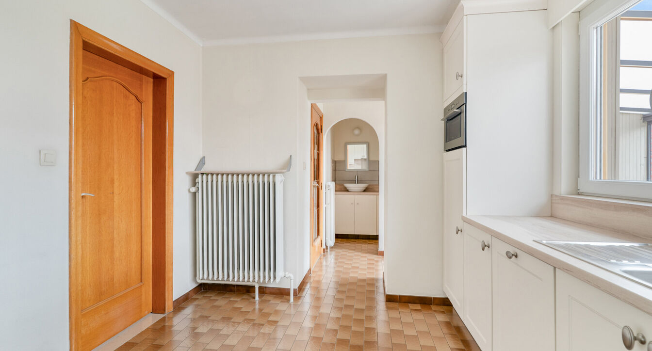 Deze bijzonder ruime, gedeeltelijk gerenoveerde gezinswoning geniet van een uitstekende ligging, vlak bij het centrum van Beerse. Dankzij de royale ruimtes en praktische indeling vormt deze woning de ideale thuisbasis voor gezinnen die op zoek zijn naar c