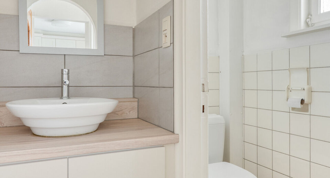 Deze bijzonder ruime, gedeeltelijk gerenoveerde gezinswoning geniet van een uitstekende ligging, vlak bij het centrum van Beerse. Dankzij de royale ruimtes en praktische indeling vormt deze woning de ideale thuisbasis voor gezinnen die op zoek zijn naar c