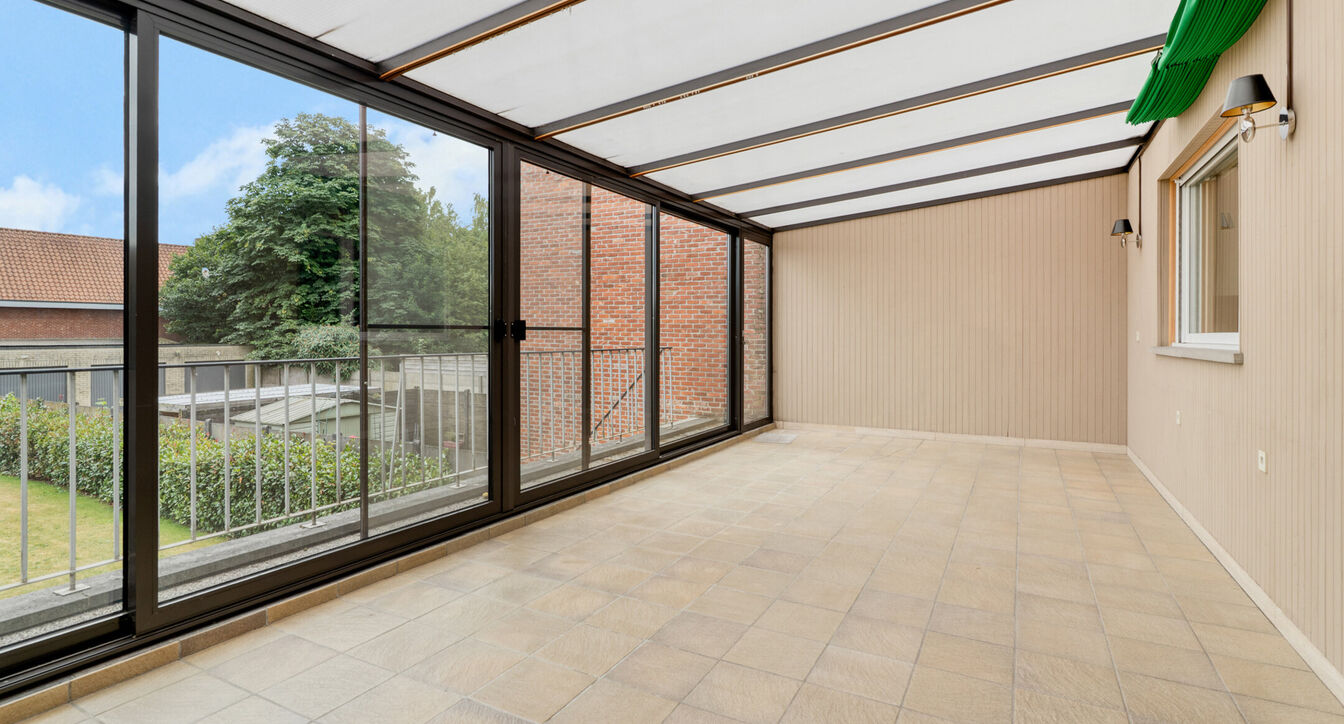 Deze bijzonder ruime, gedeeltelijk gerenoveerde gezinswoning geniet van een uitstekende ligging, vlak bij het centrum van Beerse. Dankzij de royale ruimtes en praktische indeling vormt deze woning de ideale thuisbasis voor gezinnen die op zoek zijn naar c