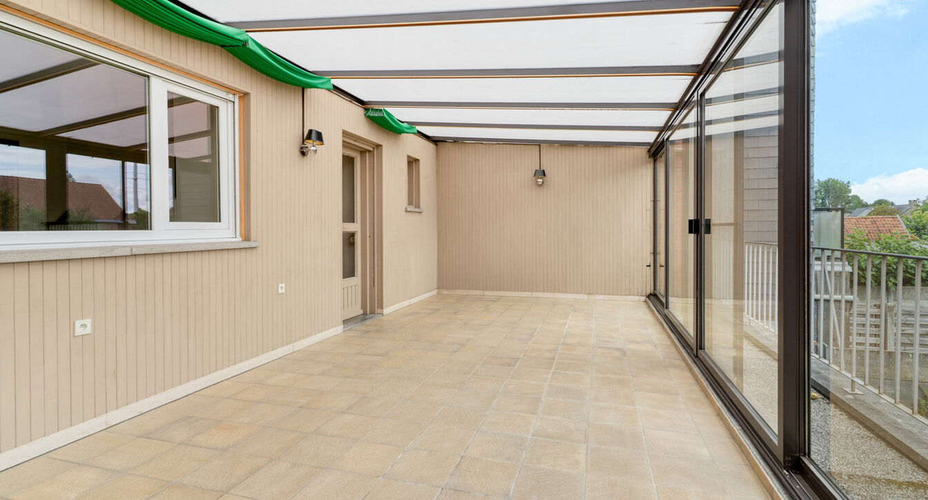 Deze bijzonder ruime, gedeeltelijk gerenoveerde gezinswoning geniet van een uitstekende ligging, vlak bij het centrum van Beerse. Dankzij de royale ruimtes en praktische indeling vormt deze woning de ideale thuisbasis voor gezinnen die op zoek zijn naar c