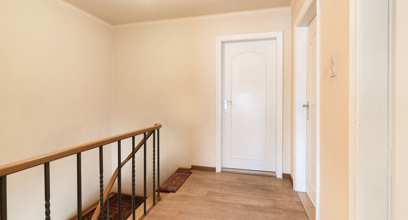 Deze bijzonder ruime, gedeeltelijk gerenoveerde gezinswoning geniet van een uitstekende ligging, vlak bij het centrum van Beerse. Dankzij de royale ruimtes en praktische indeling vormt deze woning de ideale thuisbasis voor gezinnen die op zoek zijn naar c