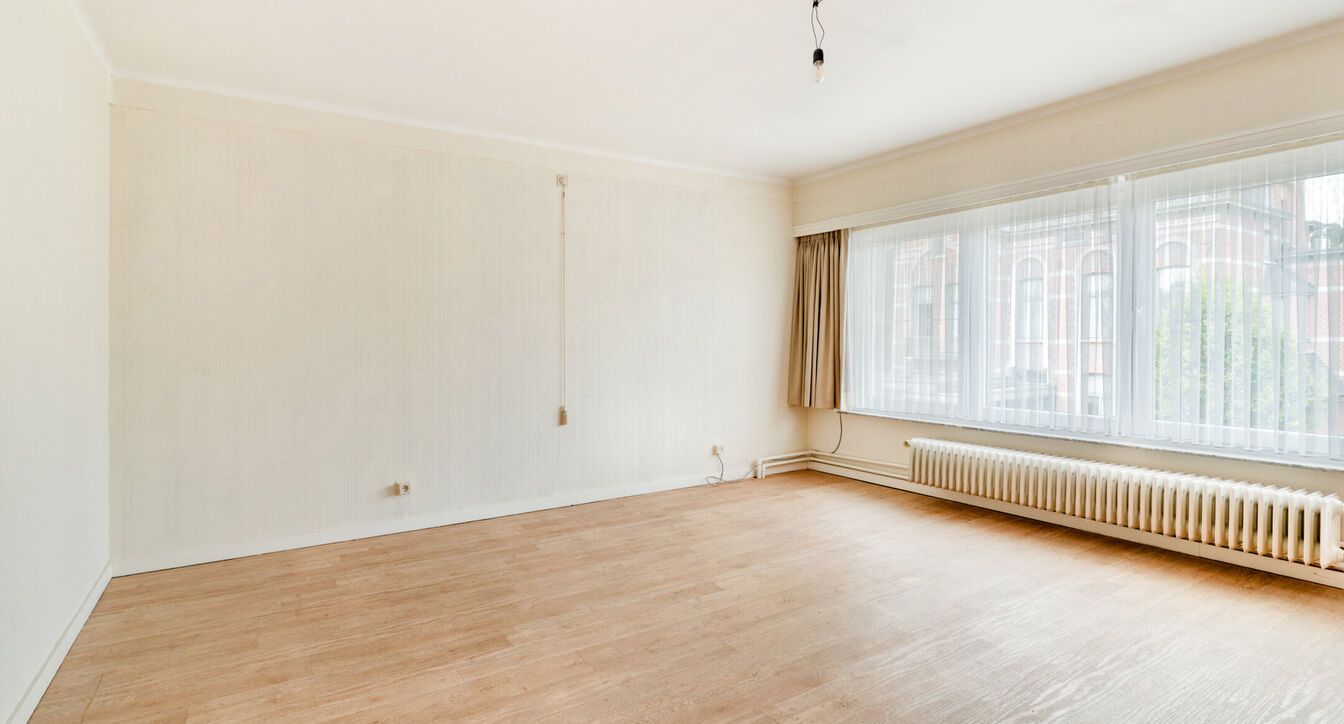 Deze bijzonder ruime, gedeeltelijk gerenoveerde gezinswoning geniet van een uitstekende ligging, vlak bij het centrum van Beerse. Dankzij de royale ruimtes en praktische indeling vormt deze woning de ideale thuisbasis voor gezinnen die op zoek zijn naar c