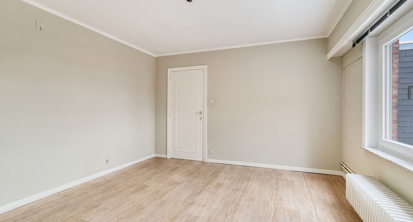 Deze bijzonder ruime, gedeeltelijk gerenoveerde gezinswoning geniet van een uitstekende ligging, vlak bij het centrum van Beerse. Dankzij de royale ruimtes en praktische indeling vormt deze woning de ideale thuisbasis voor gezinnen die op zoek zijn naar c