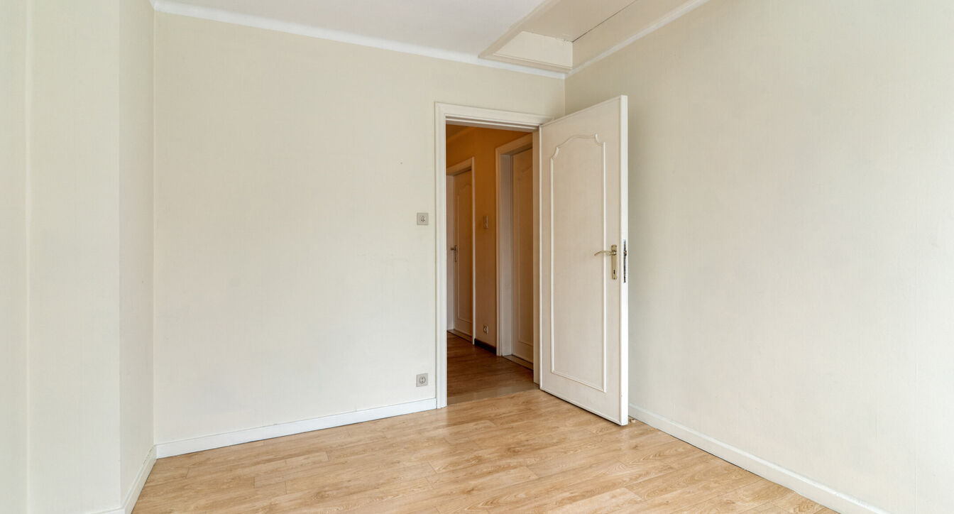 Deze bijzonder ruime, gedeeltelijk gerenoveerde gezinswoning geniet van een uitstekende ligging, vlak bij het centrum van Beerse. Dankzij de royale ruimtes en praktische indeling vormt deze woning de ideale thuisbasis voor gezinnen die op zoek zijn naar c