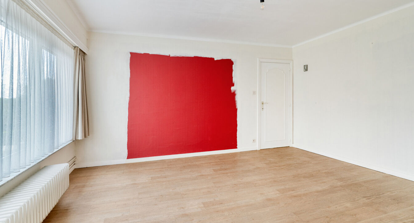 Deze bijzonder ruime, gedeeltelijk gerenoveerde gezinswoning geniet van een uitstekende ligging, vlak bij het centrum van Beerse. Dankzij de royale ruimtes en praktische indeling vormt deze woning de ideale thuisbasis voor gezinnen die op zoek zijn naar c
