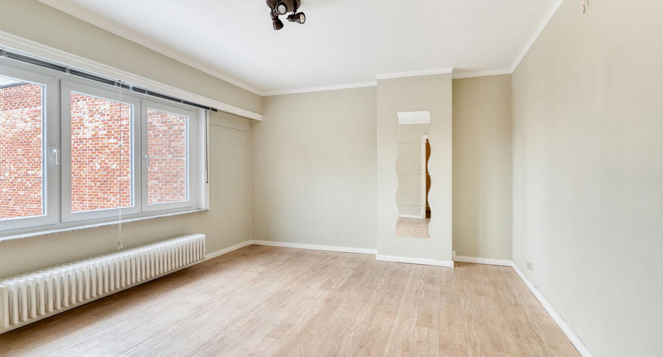Deze bijzonder ruime, gedeeltelijk gerenoveerde gezinswoning geniet van een uitstekende ligging, vlak bij het centrum van Beerse. Dankzij de royale ruimtes en praktische indeling vormt deze woning de ideale thuisbasis voor gezinnen die op zoek zijn naar c