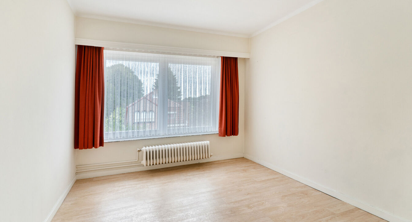 Deze bijzonder ruime, gedeeltelijk gerenoveerde gezinswoning geniet van een uitstekende ligging, vlak bij het centrum van Beerse. Dankzij de royale ruimtes en praktische indeling vormt deze woning de ideale thuisbasis voor gezinnen die op zoek zijn naar c
