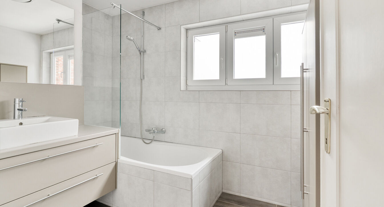 Deze bijzonder ruime, gedeeltelijk gerenoveerde gezinswoning geniet van een uitstekende ligging, vlak bij het centrum van Beerse. Dankzij de royale ruimtes en praktische indeling vormt deze woning de ideale thuisbasis voor gezinnen die op zoek zijn naar c