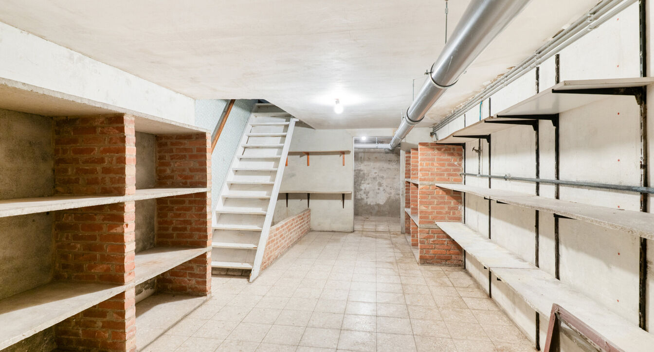 Deze bijzonder ruime, gedeeltelijk gerenoveerde gezinswoning geniet van een uitstekende ligging, vlak bij het centrum van Beerse. Dankzij de royale ruimtes en praktische indeling vormt deze woning de ideale thuisbasis voor gezinnen die op zoek zijn naar c