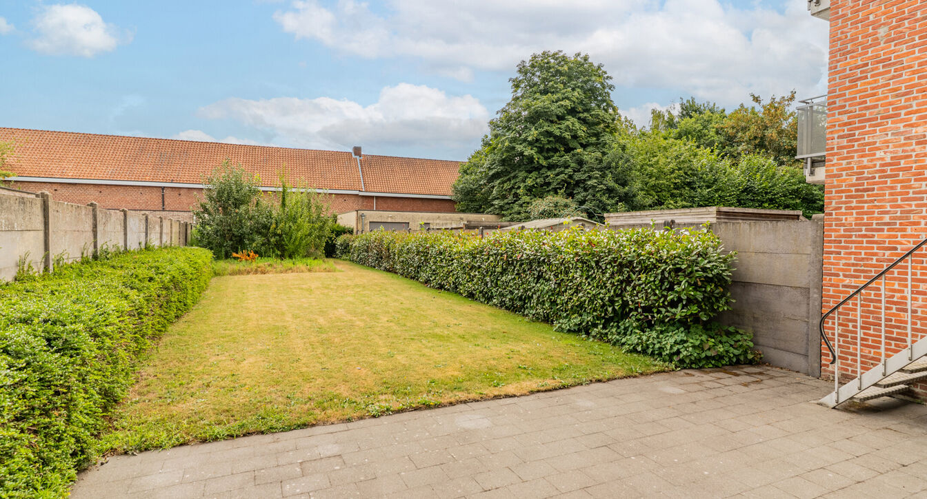 Deze bijzonder ruime, gedeeltelijk gerenoveerde gezinswoning geniet van een uitstekende ligging, vlak bij het centrum van Beerse. Dankzij de royale ruimtes en praktische indeling vormt deze woning de ideale thuisbasis voor gezinnen die op zoek zijn naar c