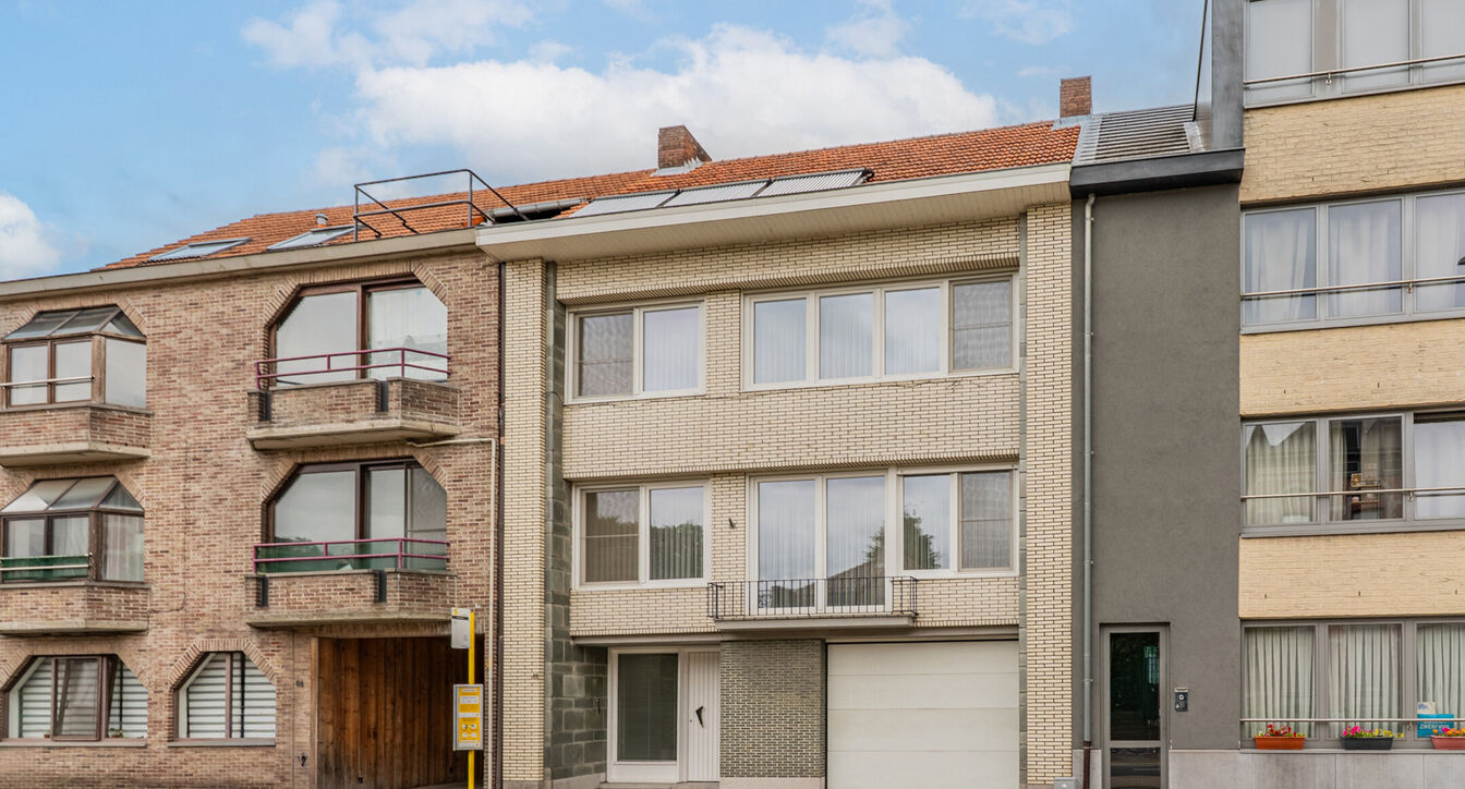 Deze bijzonder ruime, gedeeltelijk gerenoveerde gezinswoning geniet van een uitstekende ligging, vlak bij het centrum van Beerse. Dankzij de royale ruimtes en praktische indeling vormt deze woning de ideale thuisbasis voor gezinnen die op zoek zijn naar c