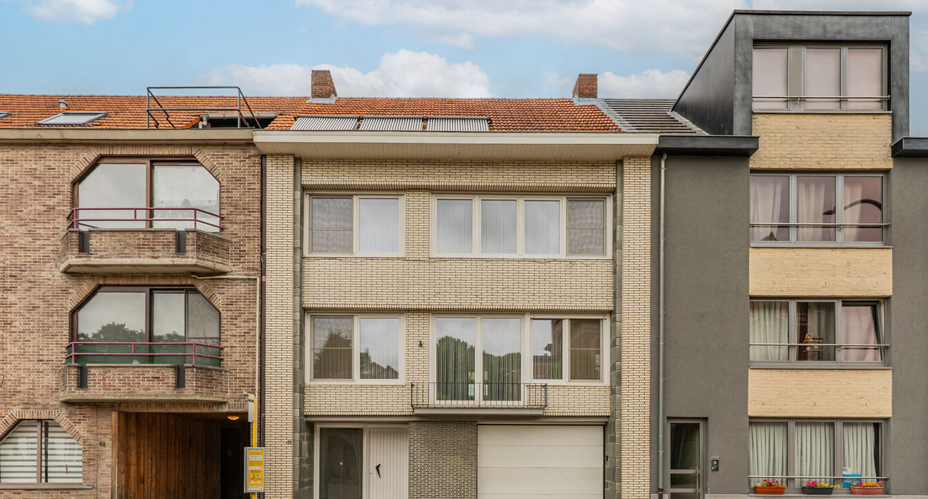 Deze bijzonder ruime, gedeeltelijk gerenoveerde gezinswoning geniet van een uitstekende ligging, vlak bij het centrum van Beerse. Dankzij de royale ruimtes en praktische indeling vormt deze woning de ideale thuisbasis voor gezinnen die op zoek zijn naar c