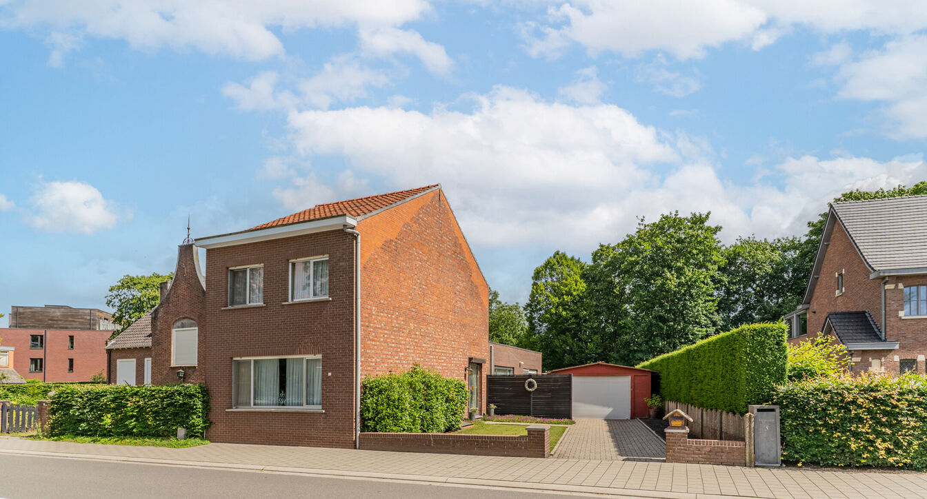 Bent u op zoek naar een woning die u volledig naar eigen smaak kunt renoveren? Dan is deze gezinswoning, gelegen op een perceel van ca. 517 m² nabij het centrum van Beerse, zeker een bezoek waard.
Bij het betreden van de woning komt u in de ruime leefru