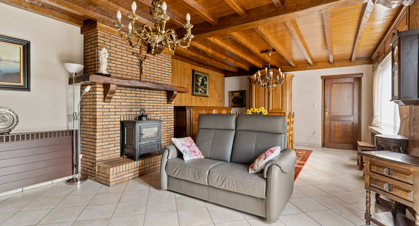 Bent u op zoek naar een woning die u volledig naar eigen smaak kunt renoveren? Dan is deze gezinswoning, gelegen op een perceel van ca. 517 m² nabij het centrum van Beerse, zeker een bezoek waard.
Bij het betreden van de woning komt u in de ruime leefru