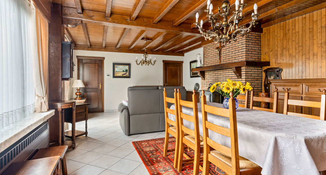 Bent u op zoek naar een woning die u volledig naar eigen smaak kunt renoveren? Dan is deze gezinswoning, gelegen op een perceel van ca. 517 m² nabij het centrum van Beerse, zeker een bezoek waard.
Bij het betreden van de woning komt u in de ruime leefru