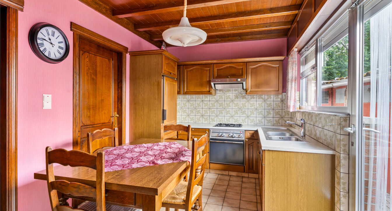 Bent u op zoek naar een woning die u volledig naar eigen smaak kunt renoveren? Dan is deze gezinswoning, gelegen op een perceel van ca. 517 m² nabij het centrum van Beerse, zeker een bezoek waard.
Bij het betreden van de woning komt u in de ruime leefru